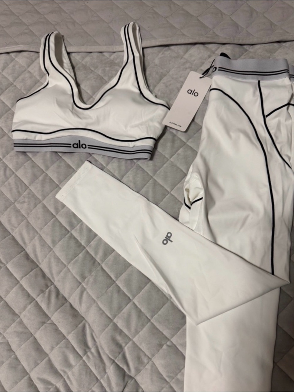 ALO Yoga White Sports Bra & Legging Set with Black Piping - Size Small
